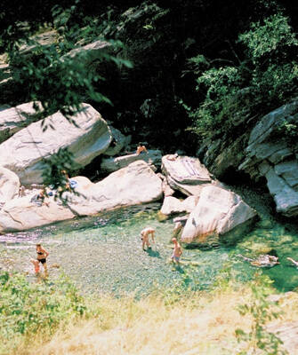 camping-montagne-noire-baignade-riviere-inspi-th